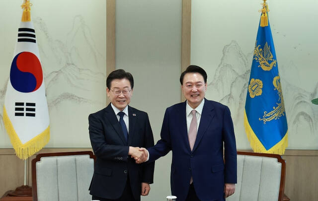 윤석열 대통령과 더불어민주당 이재명 대표가 29일 서울 용산 대통령실 집무실에서 열린 영수회담에서 악수하고 있다. 연합뉴스