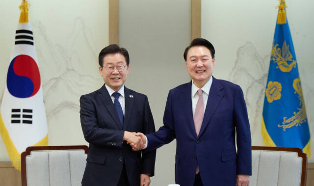 4월 29일 윤석열 대통령은 용산 대통령실에서 이재명 민주당 대표와 회담을 가졌다. 대통령실 제공