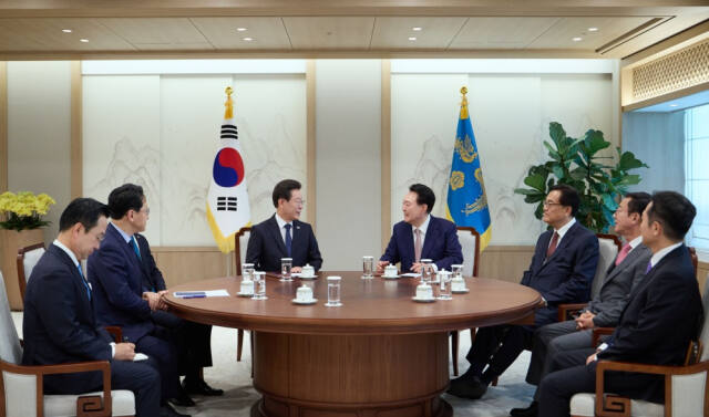4월 29일 윤석열 대통령은 용산 대통령실에서 이재명 민주당 대표와 회담을 가졌다. 대통령실 제공