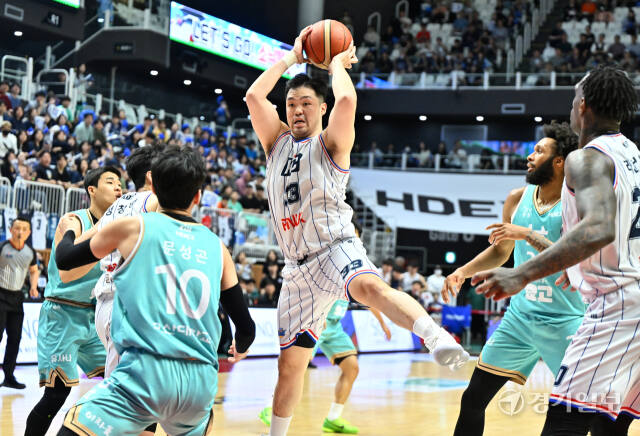 KT, KBL 챔피언결정전 2차전 KCC에 101-97로 승리 [포토뉴스]