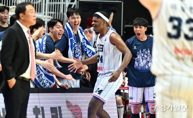 KT, KBL 챔피언결정전 2차전 KCC에 101-97로 승리 [포토뉴스]