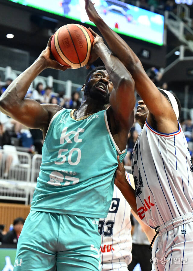 KT, KBL 챔피언결정전 2차전 KCC에 101-97로 승리 [포토뉴스]