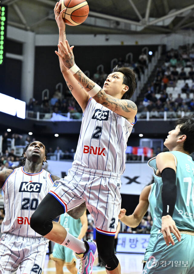 KT, KBL 챔피언결정전 2차전 KCC에 101-97로 승리 [포토뉴스]