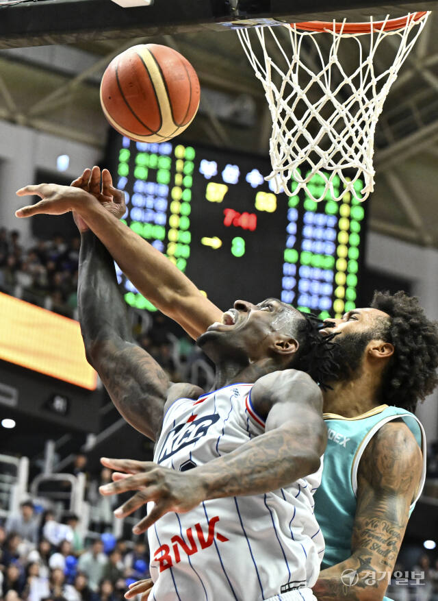 KT, KBL 챔피언결정전 2차전 KCC에 101-97로 승리 [포토뉴스]