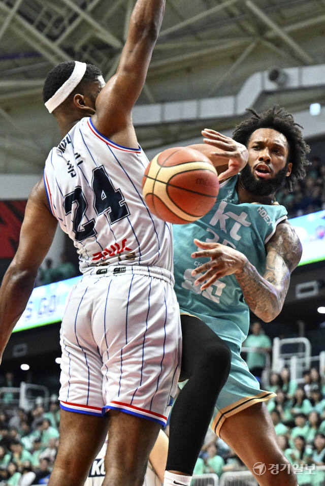 KT, KBL 챔피언결정전 2차전 KCC에 101-97로 승리 [포토뉴스]