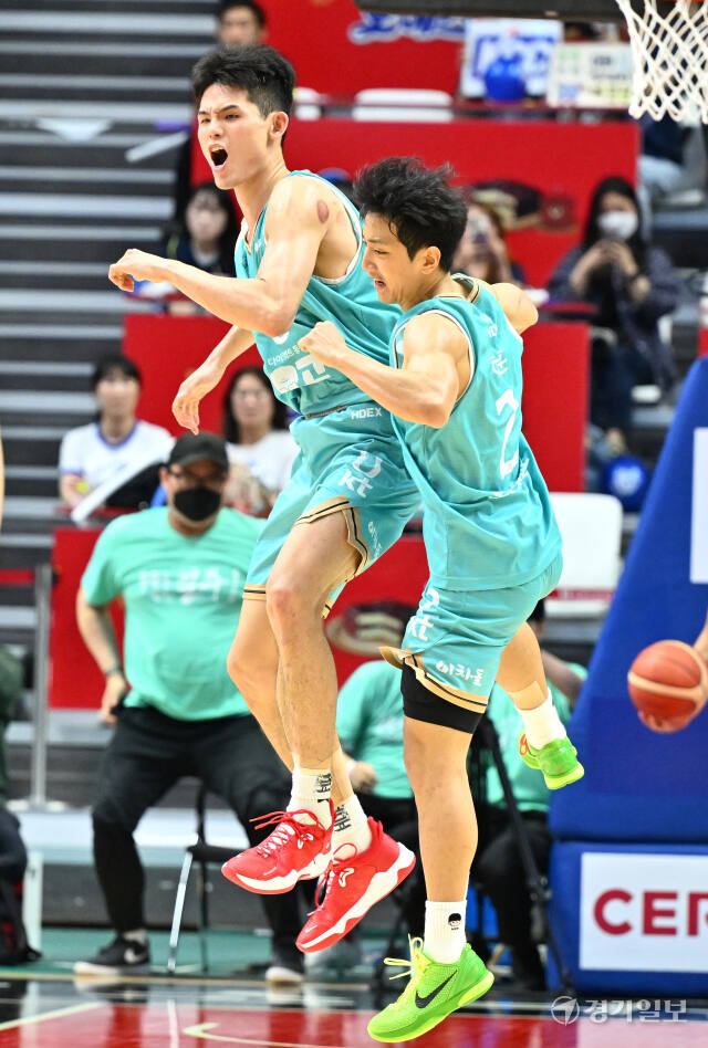 KT, KBL 챔피언결정전 2차전 KCC에 101-97로 승리 [포토뉴스]