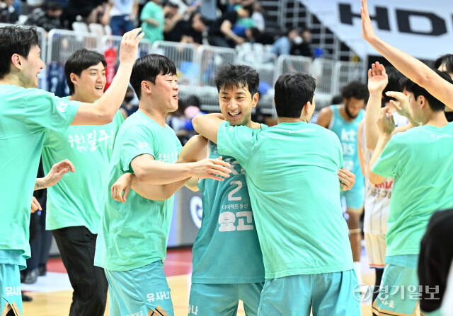 KT, KBL 챔피언결정전 2차전 KCC에 101-97로 승리 [포토뉴스]