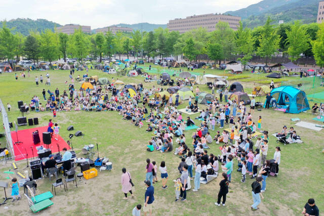 과천시가 지난해 5월 시민회관 옆 잔디마당에서 개최한 ‘힐링 캠프닉 데이’ 모습. 과천시 제공