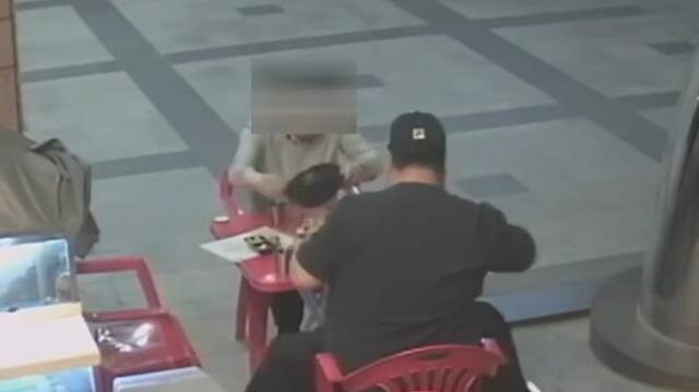 한 손님이 음식을 고의로 테이블에 붓고 있는 모습. ‘아프니까 사장이다’ 캡처