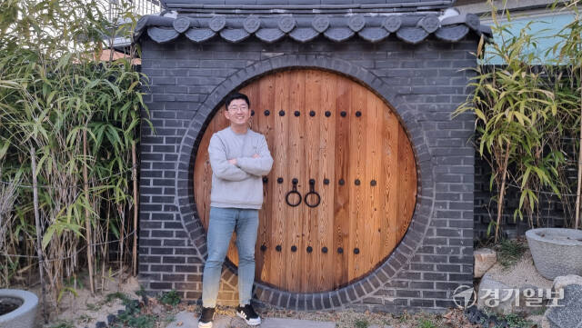넷플릿스 드라마(OTT) 형태의 실감기술 관광콘텐츠 ‘수원역’을 기획한 이선형 수원문화재단 관계자가 마지막 5화의 미션 장소 중 하나인 화성 행궁사랑채에서 포즈를 취하고 있다. 이나경기자
