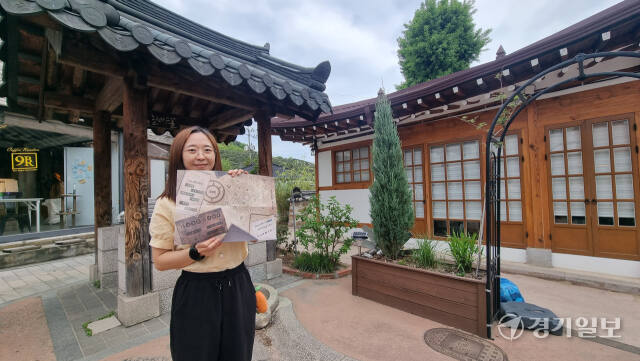 지난 23일 오후 행궁 공방거리에서 김인혜씨(31)가 미션지를 들고 환하게 웃고 있다. 화성시의 한 중학교 교사인 김씨는 올 가을에 있을 학생들 현장 체험과 관련해 동료 교사들과 ‘수원역’을 경험해보고 있다고 말했다. 이나경기자
