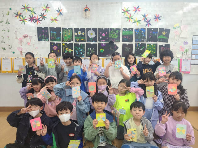 의왕시 사랑채노인복지관은 초등학교 2개소와 연계해 혼자 사는 어르신을 위한 ‘사랑의 카드 전하기’ 프로그램을 진행했다. 의왕시 제공