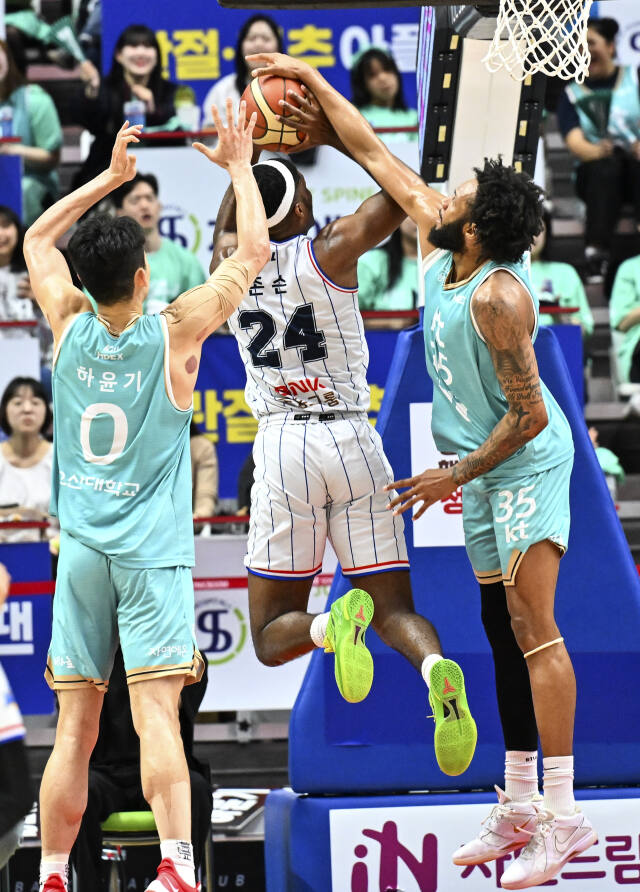 프로농구 수원 KT 소닉붐이 2023-2024 정관장 프로농구 챔피언결정전 원정 3차전서 부산 KCC를 상대로 2연승에 도전한다.홍기웅기자