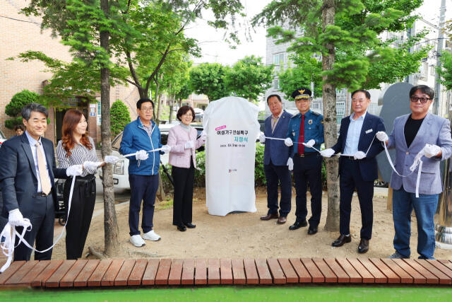 안성시는 29일 대덕면 내리에서 김보라 안성시장과 안정열 시의회의장, 오지용 안성경찰서장, 박명수 도의원, 마을 주민 등이 참여한 가운데 여성가구 안심특구 지정식을 가졌다. 안성시 제공