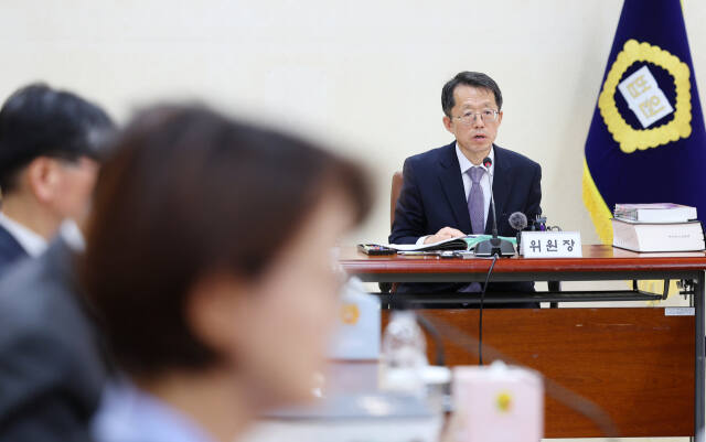 이상원 대법원 양형위원회 위원장이 29일 오후 서울 서초구 대법원에서 열린 제131차 양형위원회 회의를 주재하고 있다. 이날 회의에서는 2011년 이후 개정되지 않은 사기 범죄 양형 기준 등에 대한 논의가 진행됐다. 연합뉴스