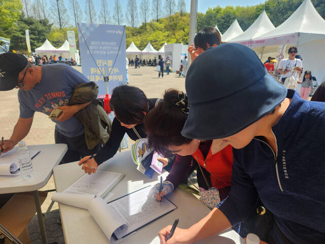 인천시민들이 인천대 공공의대설립에 찬성한다는 서명운동을 하고 있다. 공공의료와강화와 인천대 공공의대설립범시민협의회 제공