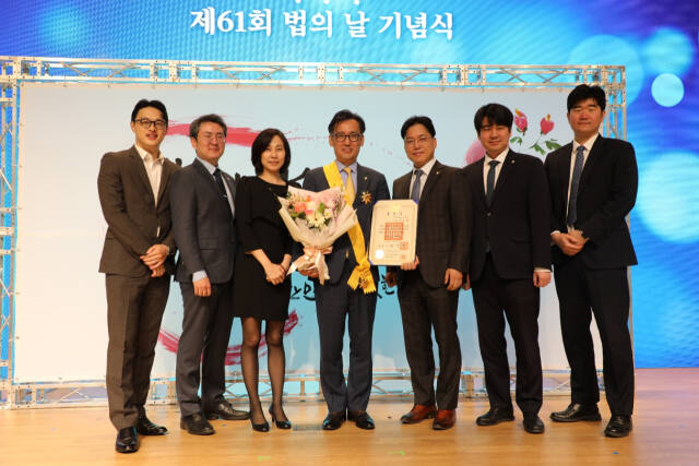 이임성 변호사(왼쪽 네번째)가 25일 열린 ‘제61회 법의 날’에서 국민훈장 무궁화장을 수상한 후 기념 촬영을 하고 있다. 이임성 변호사 제공