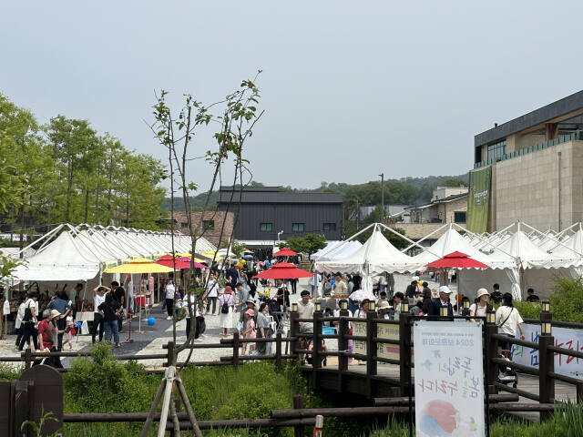 제38회 이천도자기축제가 열리고 있는 예스파크가 관람객들이 북적이고 있다. 이천시 제공
