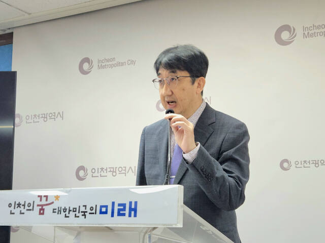 김충진 시 문화체육관광국장이 30일 인천시청 브리핑룸에서 문화체육관광국 현안 설명을 하고 있다. 박귀빈기자