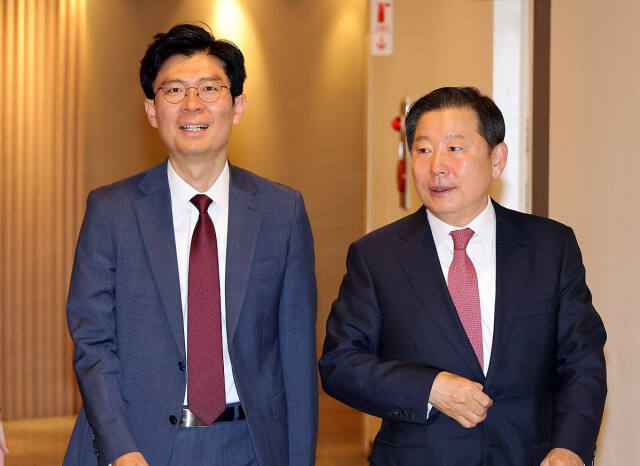 국민의힘 이철규 의원이 25일 영입인재 낙천자들과 조찬모임을 하기 위해 여의도 한 식당으로 들어가고 있다. 왼쪽은 조정훈 의원, 연합뉴스