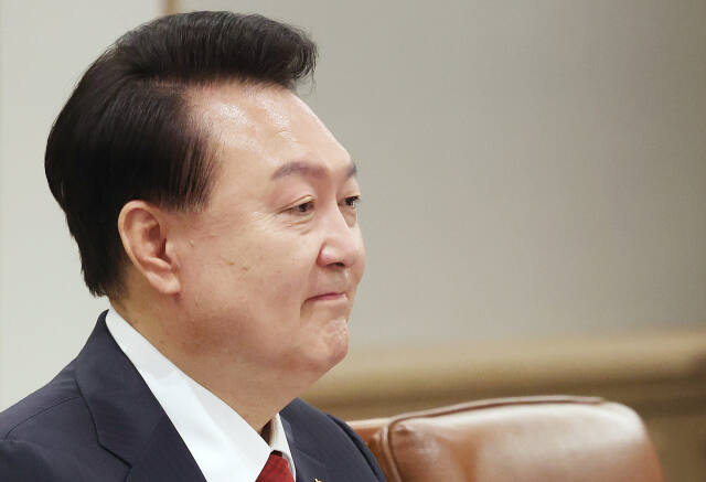 지난 30일 서울 용산 대통령실에서 열린 한·앙골라 확대 정상회담에서 주앙 로렌수 앙골라 대통령의 발언을 듣고 있는 윤석열 대통령. 연합뉴스
