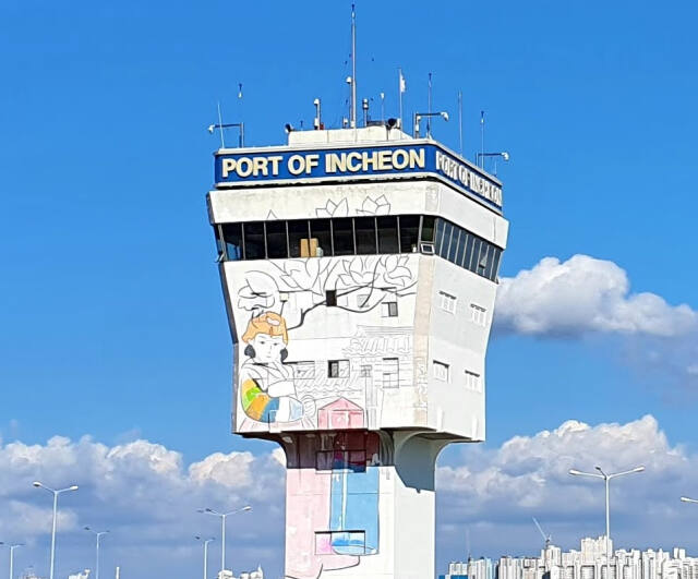인천항 갑문 타워. IPA 제공