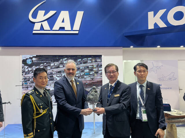 한국항공우주산업(KAI)이 지난 4월 20일부터 23일까지 열린 '2024 이라크 방산전시회'(IQDEX)에 참가했다. 강구영 KAI 사장(왼쪽 세 번째)이 이라크 방산전시회 KAI 부스를 찾은 이라크 국방위원과 기념 촬영하고 있다. 한국항공우주산업 제공