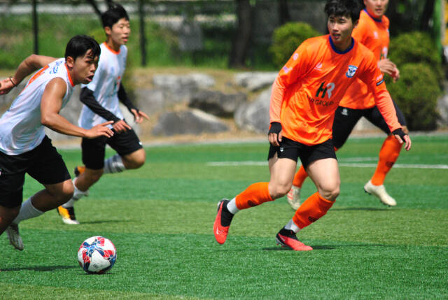 파주를 연고로 하는 독립리그 HR FC 축구 클럽 선수 공개 테스트에 참가한 선수들이 조별로 나눠 경기를 펼치고 있다.HR 그룹제공