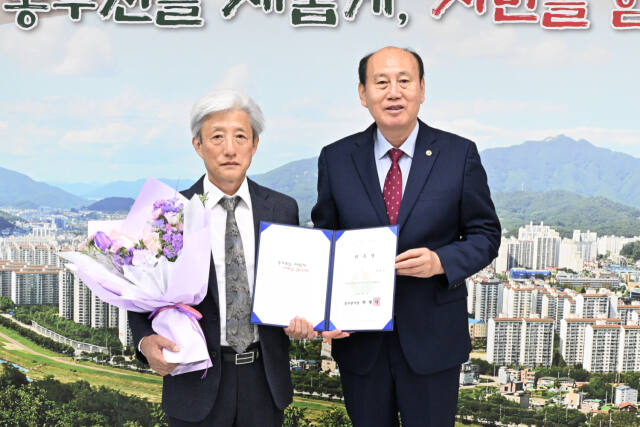 권중기 명예시장(왼쪽)과 박형덕 동두천시장. 동두천시 제공