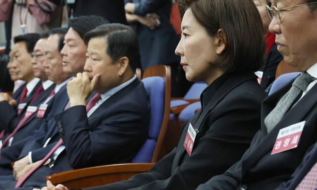 국민의힘 안철수, 이철규, 나경원, 권영세 등 제22대 국회의원 당선자가 16일 국회에서 열린 당선자 총회에서 윤재옥 원내대표 겸 당 대표 권한대행의 인사말을 듣고 있다. 연합뉴스