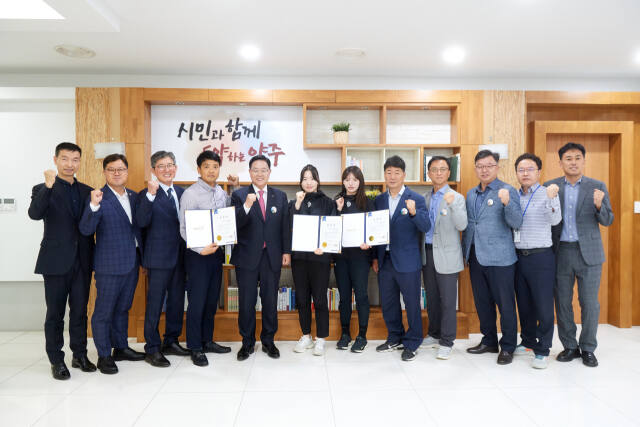 양주시가 직장운동경기부 육상부를 창단했다. 강수현 양주시장은 지난달 30일 시장실에서 선수단에 임용장을 수여했다. 양주시 제공
