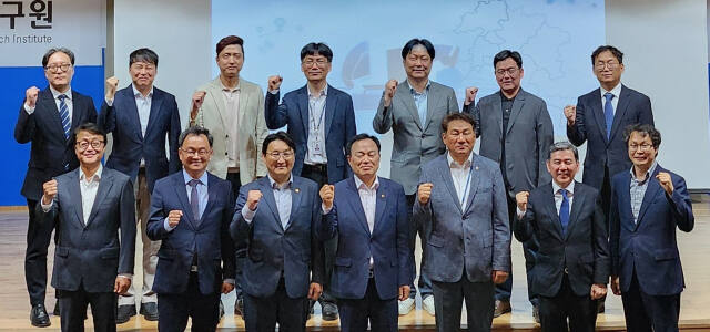 ‘경기도 도심항공교통 서비스 모델 및 정책방향 모색’ 세미나를 마친 뒤 참석자들이 기념촬영하고 있다. 경기교통공사 제공