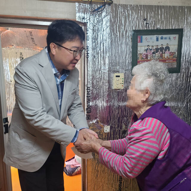 이천시 부발읍 김동호 읍장이 직접 관내 독거어르신을 찾아가 복지상담을 실시했다. 이천시 제공
