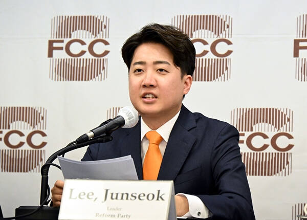개혁신당 이준석 대표가 지난달 25일 서울 중구 프레스센터에서 열린 서울외신기자클럽 초청 기자간담회에서 모두발언을 하는 모습. 연합뉴스