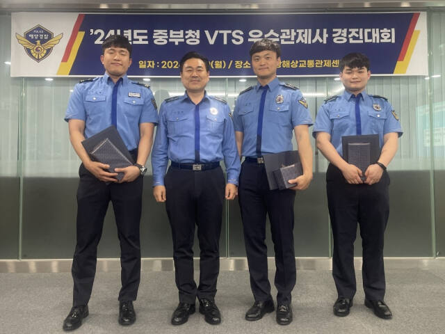 (왼쪽부터) 지난 29일 열린 2024년 1분기 우수 선박교통관제사 경진대회에서 우수 관제사로 뽑인 염동화·최진욱·김현기 관제사가 수상 후 기념 촬영을 하고 있다. 중부해경 제공