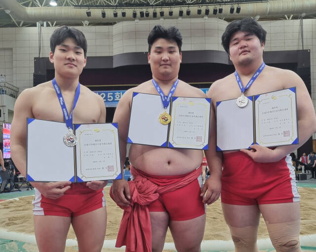 제25회 증평인삼배 전국장사씨름대회 대학부 장사급서 우승한 김민호(가운데)와 2위 유경준(오른쪽), 경장급서 준우승한 강태수(왼쪽).경기대 제공