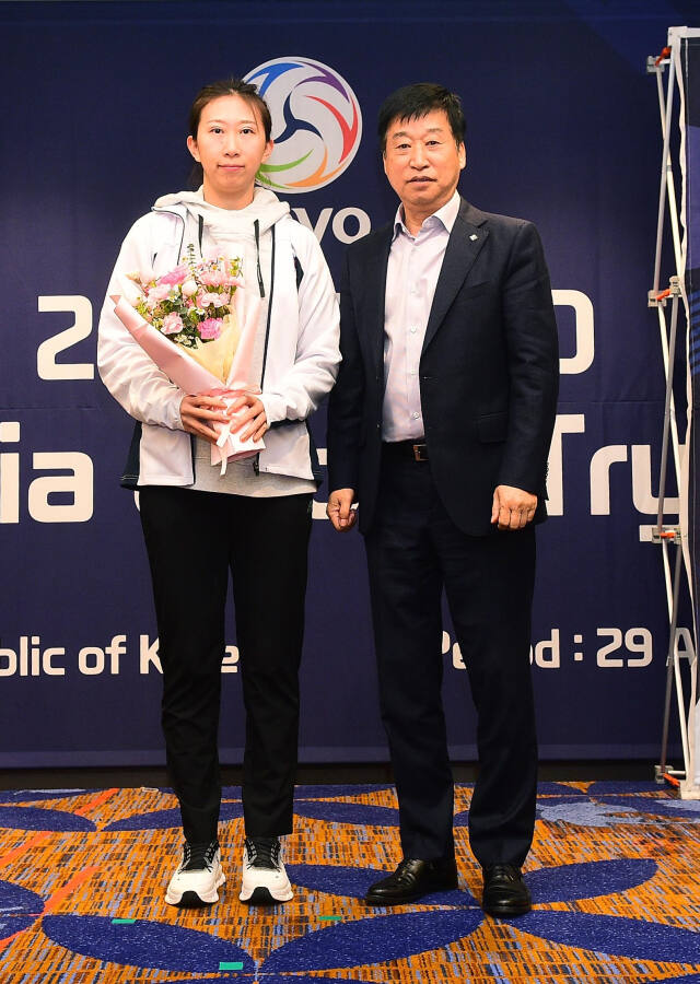 2024 V리그 여자부 아시아쿼터 트라이아웃에서 화성 IBK기업은행에 선발된 중국 출신 세터 천신홍이 김호철 감독과 기념촬영을 하고 있다.KOVO 제공