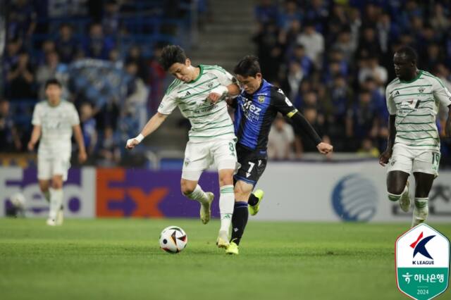1일 오후 7시 중구 인천축구전용경기장에서 열린 하나은행 K리그1 2024 10라운드 홈 경기에서 인천 유나이티드가 전북 현대와 경기를 하고 있다. 한국프로축구연맹 제공