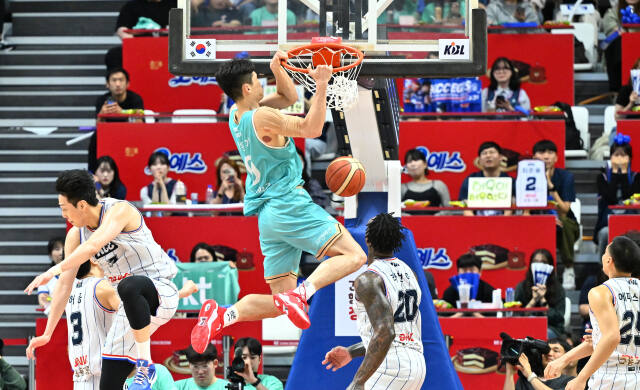 수원 KT 소닉붐이 2023-2024 정관장 프로농구 챔피언결정전 4차전서 승부를 원점으로 돌리기 위해 나선다. 사진은 지난달 29일 홈 2차전서 하윤기가 덩크슛을 성공하고 있다.경기일보 DB