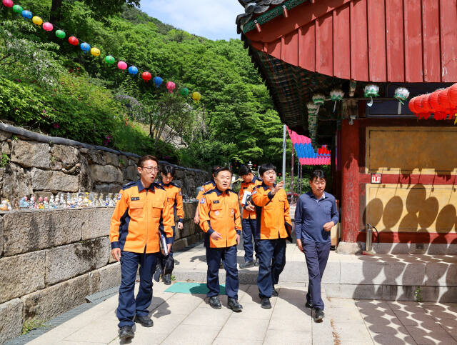 의왕소방서는 청계사에서 전통사찰 화재예방을 위한 컨설팅을 추진했다고 2일 밝혔다. 의왕소방서 제공