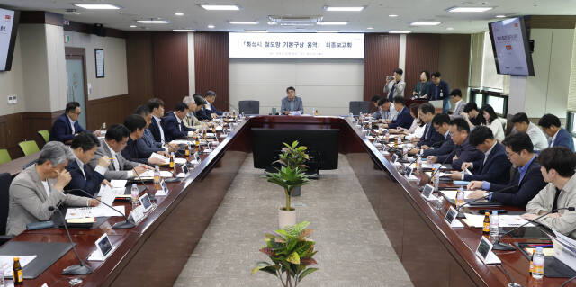 화성시가 30일 시청 상황실에서 중장기 철도망 계획 수립을 위한 ‘화성시 철도망 기본구상 용역 최종보고회’를 개최했다. 화성시 제공