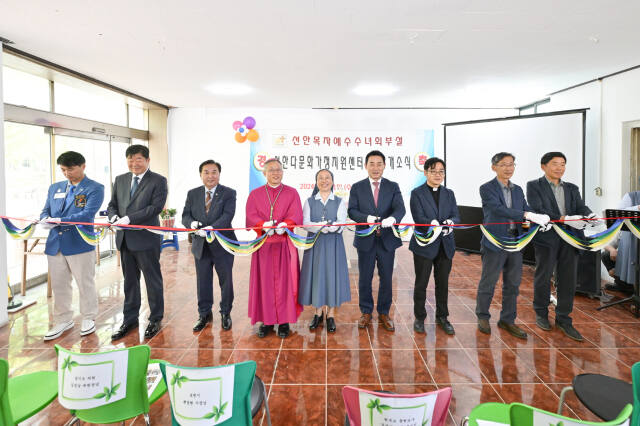 1일 열린 선한다문화가정지원센터 개소식에서 백영현 포천시장을 비롯 천주교 춘천교구 교구장 김주영 시몬 주교 교구장 등 내빈들이 개막 테이프 커팅을 하고 있다. 포천시 제공