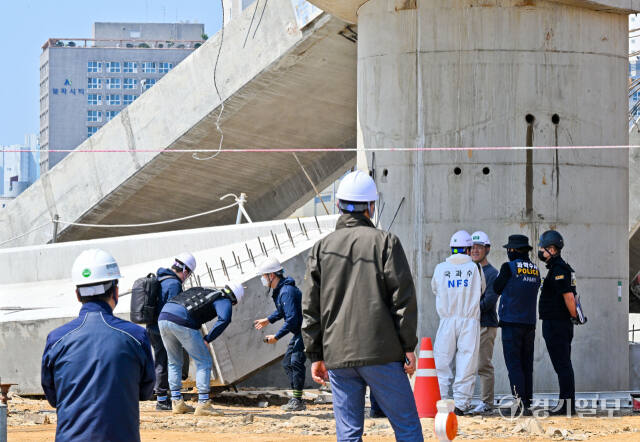 2일 오전 시흥시 교량 상판 구조물 붕괴사고 현장에서 국립과학수사연구원, 경찰, 고용노동부, 산업안전보건공단 등 관계자들이 붕괴 원인을 찾기 위한 합동 현장 감식을 하고 있다. 이곳에서는 지난달 30일 오후 4시 30분께 설치 중인 교량 상판 구조물이 붕괴하는 사고가 발생해 7명이 다치는 사고가 발생했다. 윤원규기자
