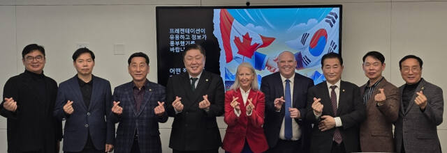 인천시의회 교육위원회 소속 시의원들이 캐나다 버나비 지역 학교 등을 찾아 현장을 살펴본 뒤, 기념촬영을 하고 있다. 시의회 제공