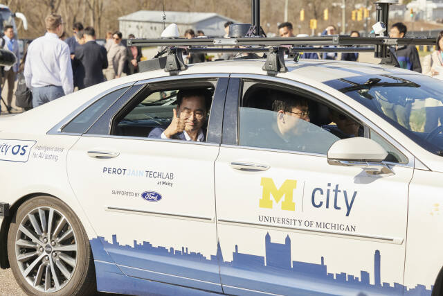 지난해 미국 방문 당시 김동연 지사가 미시간대학교 Mcity에서 자율주행차량에 탑승하고 있는 모습. 경기도 제공
