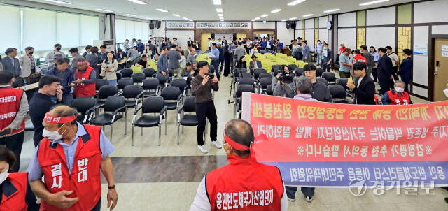 2일 오후 용인특례시 처인구 이동읍행정복지센터 2층 대회의실에서 열릴 예정이었던 용인 첨단시스템반도체클러스터 국가산업단지 주민설명회가 무산된 뒤 사업시행자와 주민 등이 현장을 빠져 나가는 등 어수선한 상황이 연출되고 있다. 송상호기자