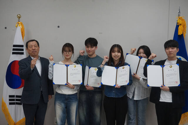 수원지역범죄피해자지원센터 대학생봉사단으로 신규 위촉된 경기대학교 경찰행정학과 동아리 또바기 소속 학생들이 2일 봉사단으로 위촉된 뒤 기념촬영을 하고 있다. 수원범피 제공