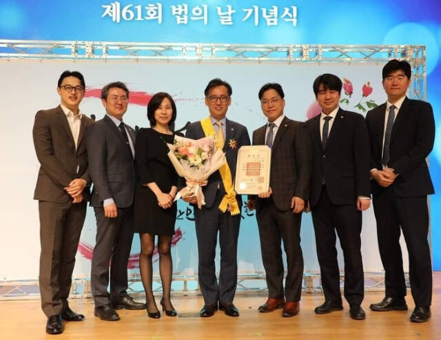이임성 변호사(왼쪽에서 4번째)가 국민훈장 무궁화장을 수상한 뒤 기념촬영하고 있다. 의정부시 제공