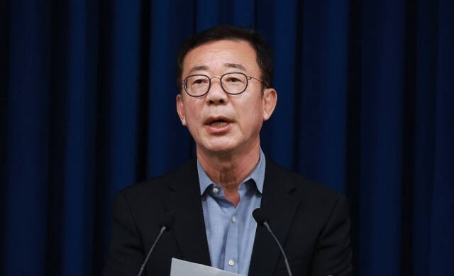 지난달 26일 열린 윤석열 대통령과 더불어민주당 이재명 대표의 영수회담 관련 브리핑을 하는 홍철호 정무수석. 연합뉴스