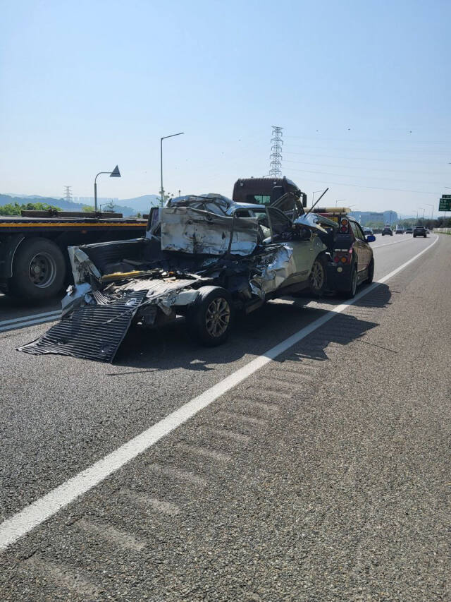 3일 오전 8시24분께 화성시 수도권제2순환고속도로 정남IC 인근 평택방향에서 6중 추돌 사고가 발생했다. 사고 당시 모습. 경기도소방재난본부 제공